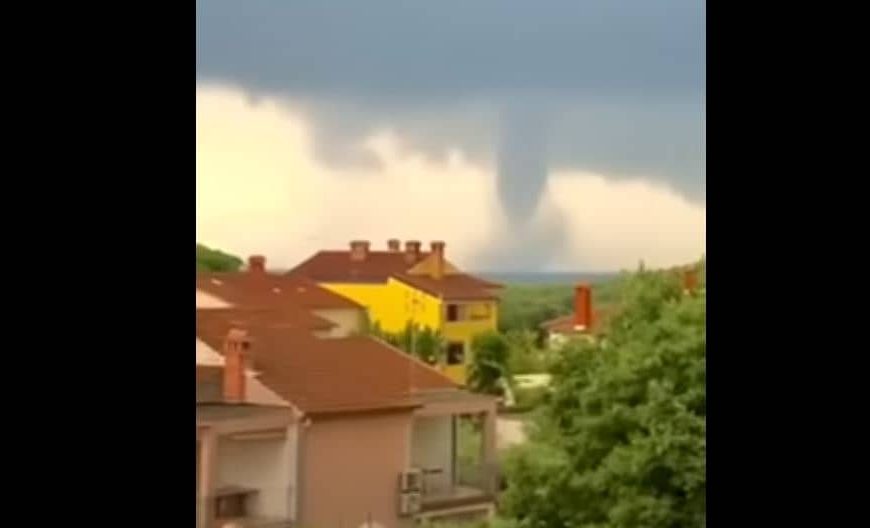 Pogledajte snimak iz bh. susjedstva, snažno nevrijeme zahvatilo Hrvatsku: Velika pijavica protutnjala Istrom