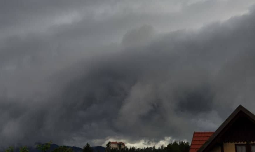 Pijavica u Sloveniji i strašni udari groma zabilježeni kamerom, pojavio se snimak!