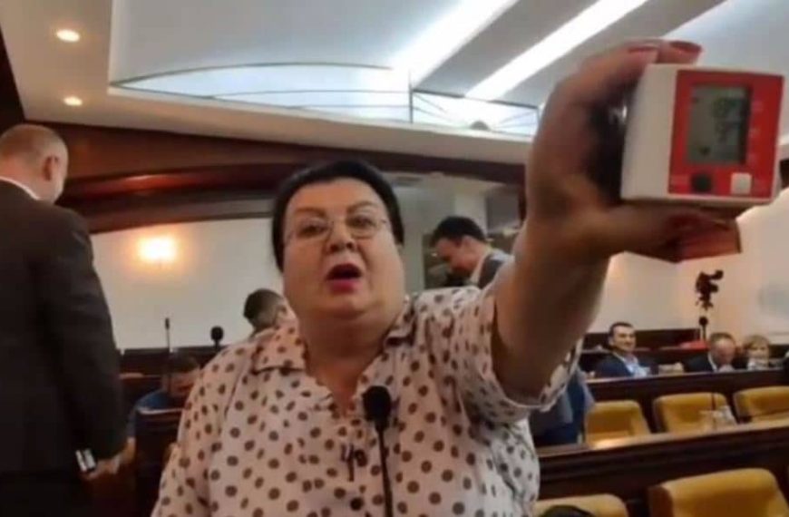 Pogledajte snimak: Političarka iz BiH izvadila tlakomjer na sjednici, pokazao da joj je pritisak 187 sa 97
