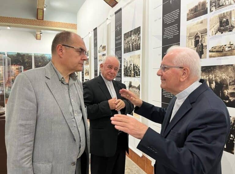 “U inat Miloradu Dodiku”: Christian Schmidt ipak otišao u Banja Luku, sastao se sa biskupom Komaricom