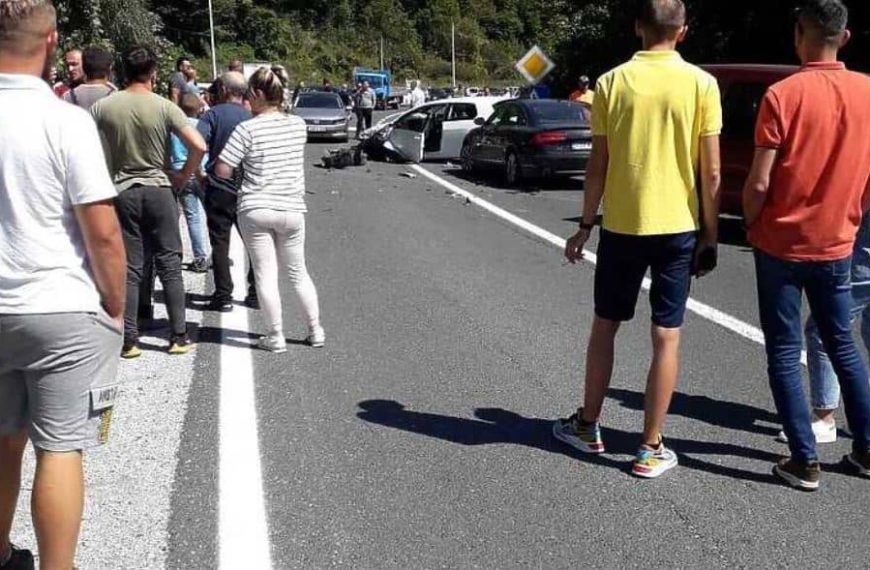 Teška saobraćajna nesreća na magistralnom putu M-18, nastala gužva, tri osobe su povrijeđene