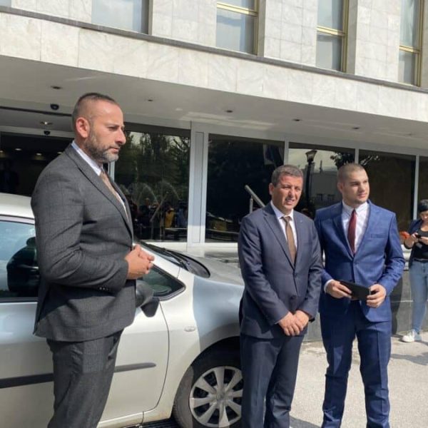 Nebojša Vukanović blokirao ulaz u NSRS, intervenisala policija