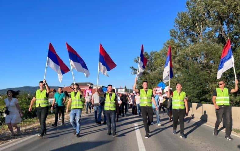 Blokiran saobraćaj i na entitetskoj liniji kod Doboja: Sramotne poruke!