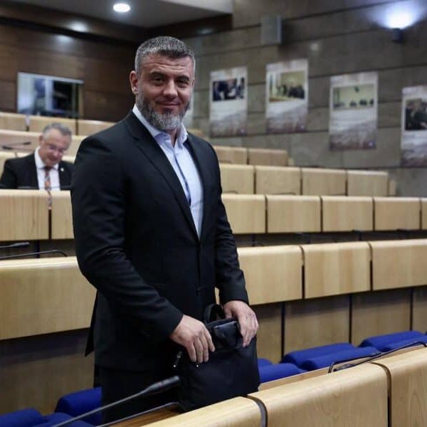 Salko Zildžić nakon pritvora u Srbiji stigao na sjednicu Parlamenta FBiH: “Iskaznicu nisam nikad imao, jedino je bila viber grupa…