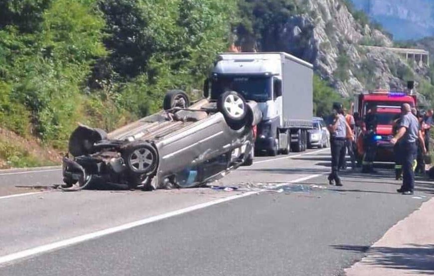 Teška nesreća na magistralnom putu M-17, policija se oglasila: U prevrtanju automobila četiri osobe povrijeđene