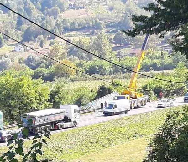 Kamion sletio kod Žepča: Dizalica ga pokušava izvući, obustavljen saobraćaj