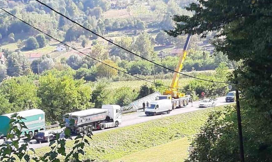 Kamion sletio kod Žepča: Dizalica ga pokušava izvući, obustavljen saobraćaj