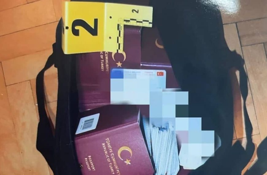 U Sarajevu oduzete stotine pasoša, uhapšene tri osobe