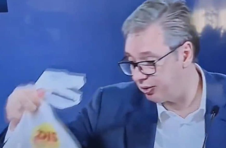 Pogledajte snimak koji se ubrzano širi: Neobično obraćanje Vučića, iz korpe vadio namirnice i čitao njihove cijene