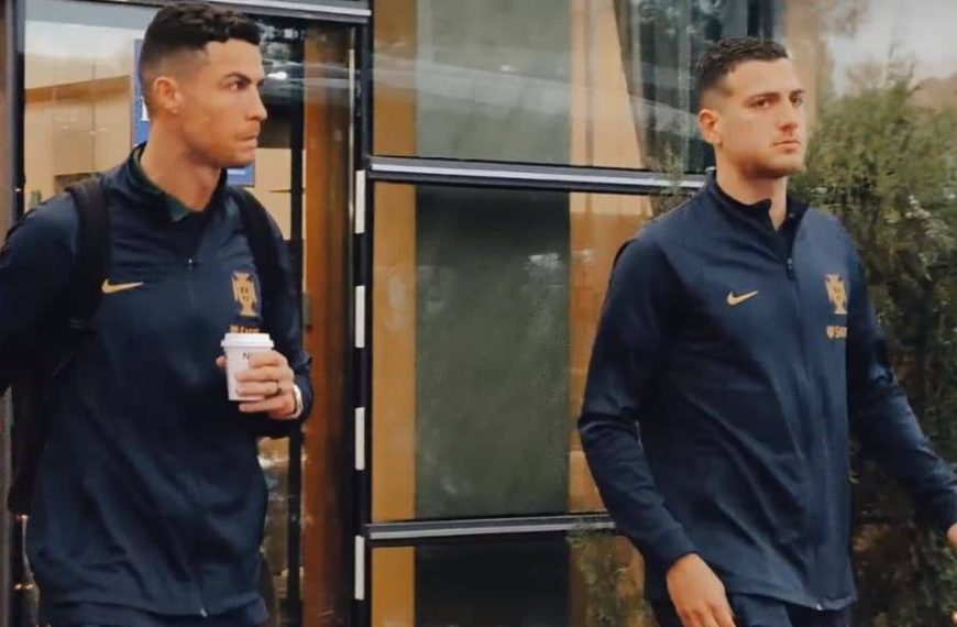 Pogledajte kako je Cristiano Ronaldo u ležernom izdanju u Zenici pozdravio fanove koji su mu skandirali ispred hotela