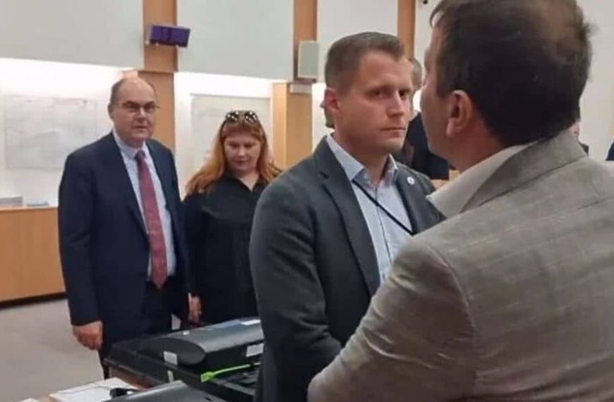 Reagovalo i osiguranje, Nebojša Vukanović “dočekao” Christiana Schmidta pitanjem u CIK-u: Koliko košta izborni kriminal i šta je bilo u Beogradu prošle godine?