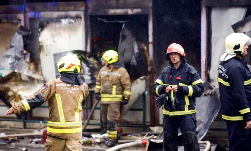 Izbio veliki požar u Sarajevu, objavljene su najnovije informacije sa terena: Vatrogasci i dalje gase vatru na pijaci “Kvadrant” na Otoci, ali je stavljena pod kontrolu