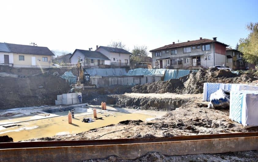 Čudan slučaj u BiH: Mještani tvrde da zbog izgradnje moraju izlaziti kroz prozore kuća, oglasio se investitor