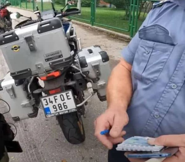 Strani turisti snimili policajca u BiH kako uzima 20 eura…