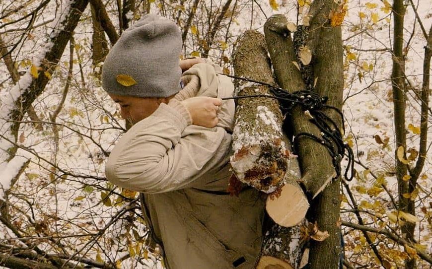 Potresna životna priča iz BiH: Suprug joj je bolestan, Esada na leđima nosi drva i prodaje kako bi preživjeli