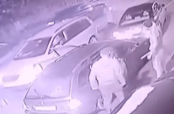 Uznemirujući snimak iz Novog Pazara: Zaustavili auto pa tukli momka,…