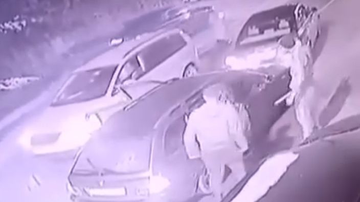 Uznemirujući snimak iz Novog Pazara: Zaustavili auto pa tukli momka, predsjednik SDA Sandžaka Sulejman Ugljanjin i njegovi saradnici spriječili tragediju