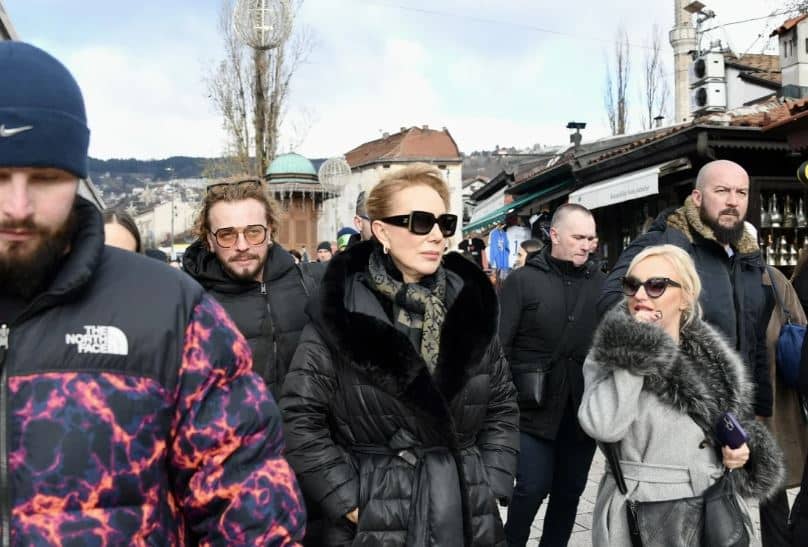 Pogledajte snimak iz Sarajeva i reakcije građana: Lepa Brena prošetala Baščaršijom pa uživala u bosanskoj kafi u Kući sevdaha