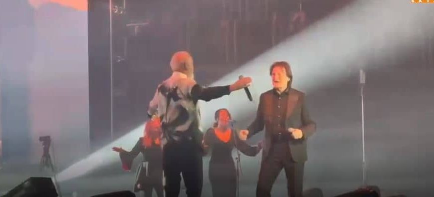 Da se naježiš: Pogledajte kako zagrebačka publika uglas pjeva s Dinom Merlinom, gost na koncertu mu bio Zdravko Čolić!