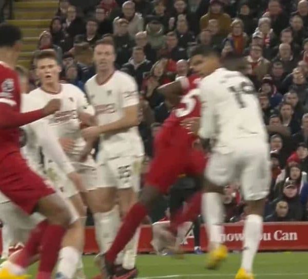 Sudijski previd obilježio derbi na Anfieldu: Liverpool i Manchester United…