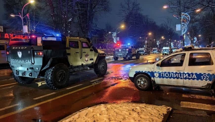 Pogledajte kako večeras izgleda Banja Luka: Policijska vozila “nagrdila” božićni ambijent u gradu