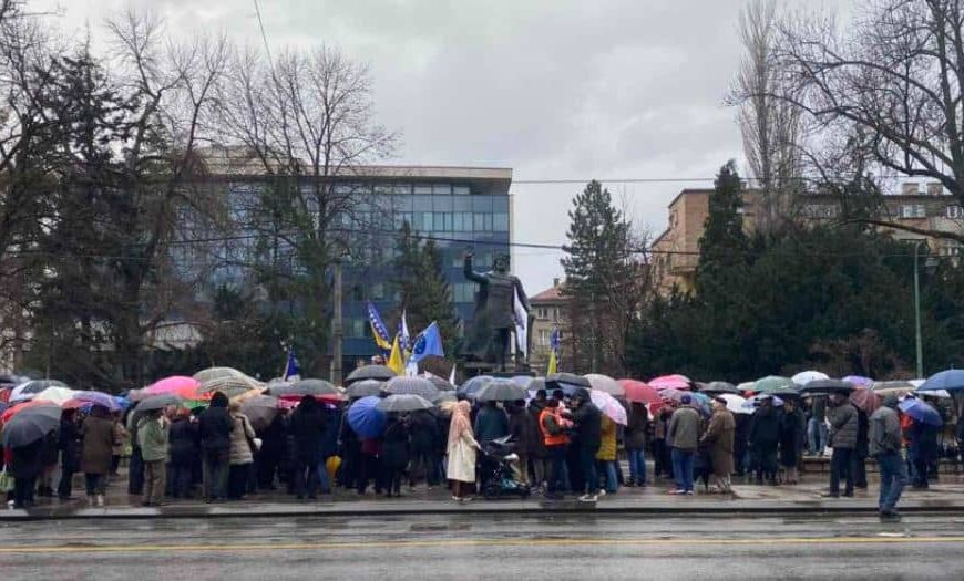 Protesti ispred Predsjedništva Bosne i Hercegovine: “Ako je Milorad Dodik spreman da prijeti, mi smo spremni da se branimo”
