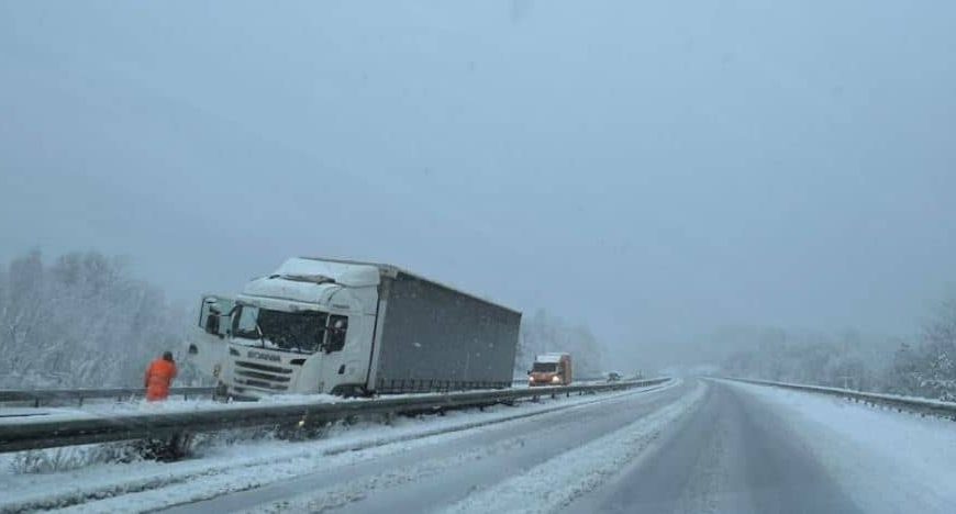Snijeg izazvao haos u saobraćaju u bh. susjedstvu, nekoliko nesreća i zastoja, neke ceste su zatvorene u Hrvatskoj