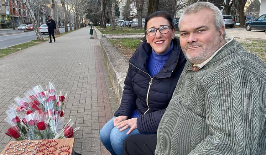 Jelena i Alen Delić iz BiH nakon 22 godine braka ne mogu jedno bez drugog, zajedno prodaju cvijeće na ulici