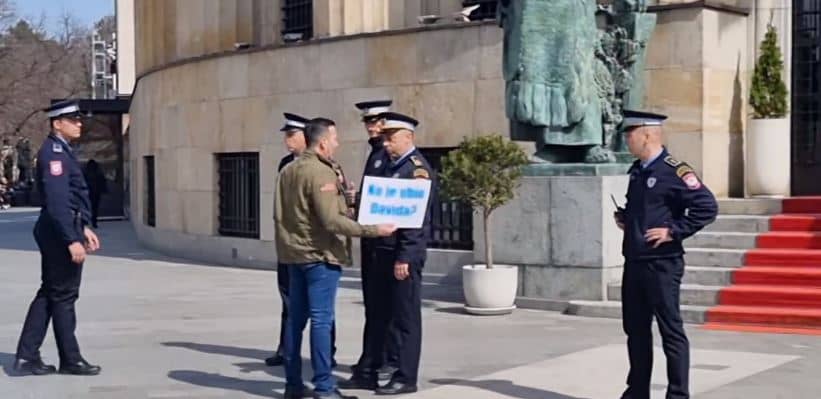 Pogledajte snimak iz Banja Luke koji se pojavio: Policija spriječila Davora Dragičevića da postavi transparent