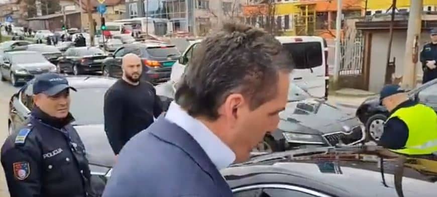 Pogledajte snimak sramotnog incidenta ispred Suda BiH nakon ročišta Dodiku: Zašto ovaj lik traži da ga zovu “ekselencijo”?