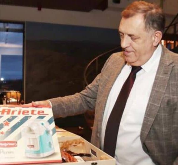 Aleksandar Vučić poslao Miloradu za rođendan zanimljiv poklon, Dodik se…