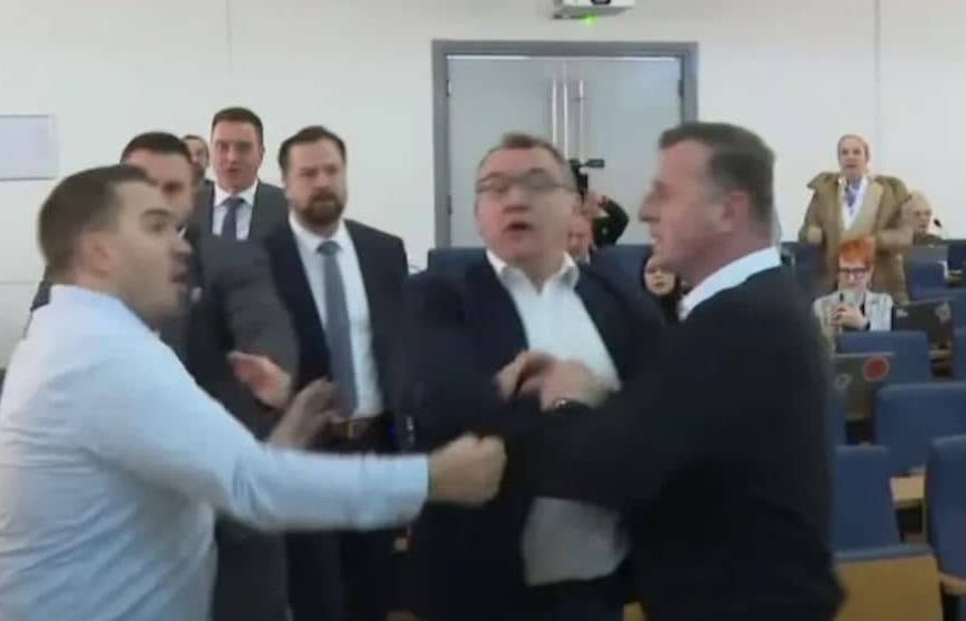 Pogledajte snimak incidenta: Fizički obračun Harisa Zahiragića i Elvisa Vrete u Skupštini KS