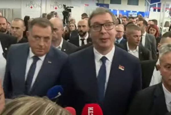 Pojavio se vrlo skandalozan snimak: Pogledajte kako Vučić i Dodik šetajući BiH vrijeđaju novinarku