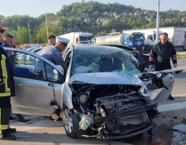 Teška saobraćajna nesreća dogodila se kod Tešnja: Sudar dva automobila…