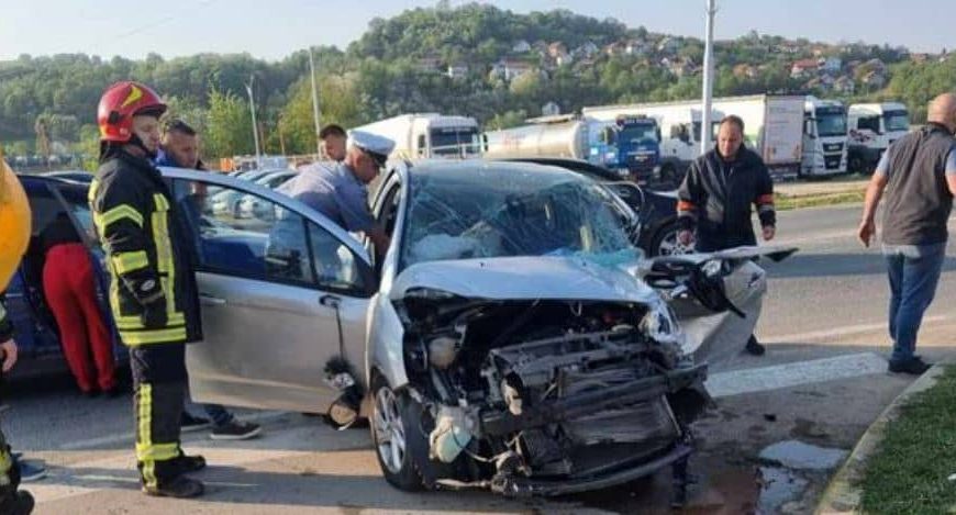 Teška saobraćajna nesreća dogodila se kod Tešnja: Sudar dva automobila i kamiona, ima povrijeđenih