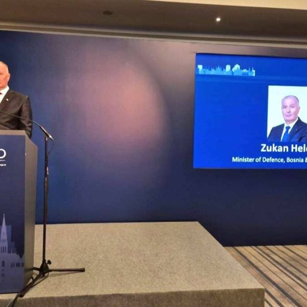 Ministar odbrane BiH Zukan Helez u glavnom gradu Mađarske poručio: “Narodi i građani BiH…