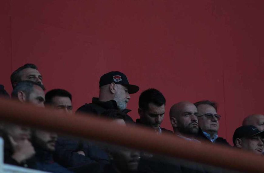 Kamera “uhvatila” selektora Zmajeva Sergeja Barbareza i Emira Spahića u zanimljivoj situaciji: Gledaju utakmicu bh. lige