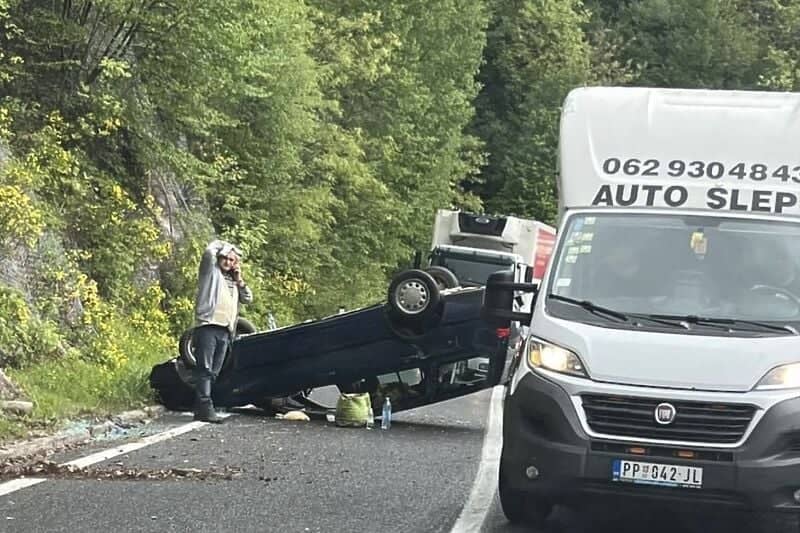 Automobil završio na krovu: Saobraćajna nesreća dogodila se na magistralnom putu M-17 kod Konjica