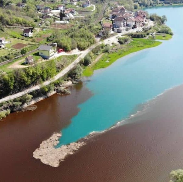 Poznato jezero u BiH poprimilo jezivi izgled: Stručnjak kaže da se očekuje i pomor ribe