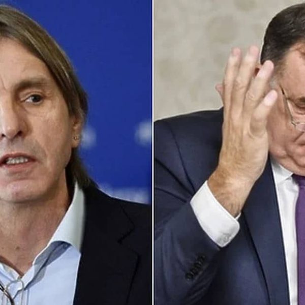 Milorad Dodik na društvenim mrežama izvrijeđao Predraga Kojovića u isto vrijeme dok zajedno sjede na sastanku