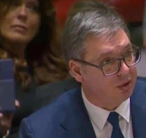Medij iz Srbije bruji: “Šamar za šamarom, sramota za sramotom, Vučićev debakl u New Yorku ogolio svu nesposobnost naprednjačke diplomatije”