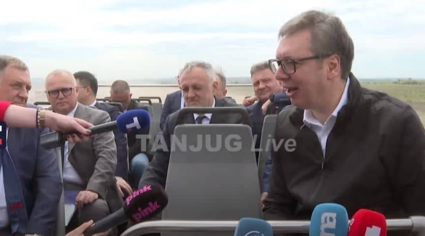 Pogledajte snimak: Autobus u kojem su bili Dodik i Vučić se zaglavio u blatu, morali ga napustiti