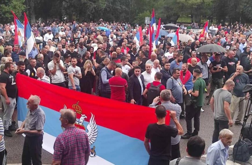U glavnom gradu Crne Gore prosrpski protesti zbog Rezolucije o Srebrenici, uzvikuju “Izdaja, izdaja”