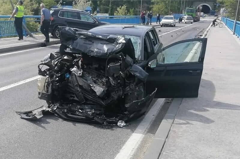 Grozan slučaj u BiH: Ukrao automobil u kojem se nalazila žena, ona iskočila, lopov se zabio u drugo vozilo