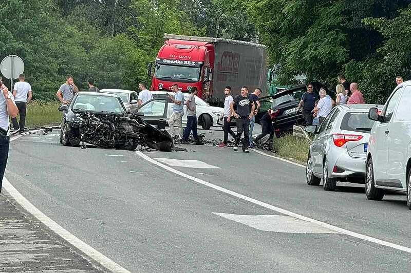 Vozači oprez: U potpunosti je obustavljen saobraćaj u Doboj Jugu, dvije osobe su povrijeđene u sudaru automobila