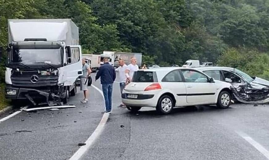 Težak lančani udes na magistralnom putu M-17, saobraćaj usporen i odvija se jednom trakom kod Bradine