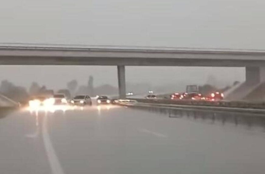 Nagomilali vozila ispod nadvožnjaka: Pogledajte scene sa autoputa, blokirali saobraćaj tokom nevremena u Srbiji