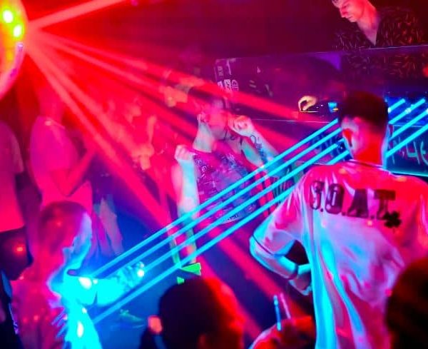 Spektakularni nastupi već na samom početku Sarajevo film festivala, klub…