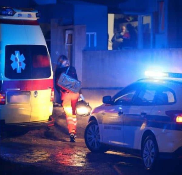 Užasan slučaj zgrozio stanare: Muškarac napadnut u stanu, ljekari mu se bore za život,…