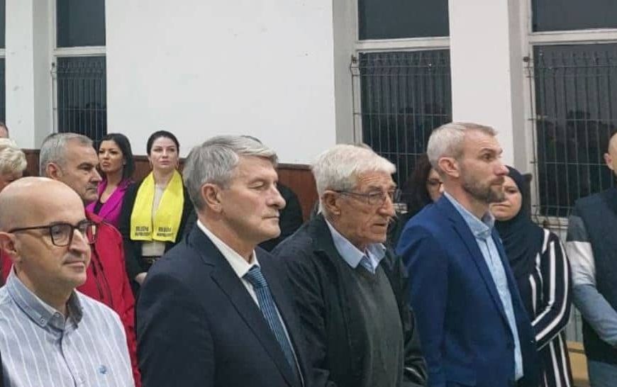 Stranka “Naprijed” se oglasila, “opleli” po Nerminu Nikšiću: “Vlada koja je imala obraza potrošiti milione na kupovinu luksuznih vozila, apsolutno nema nikakvog osnova da raspravlja o zahtjevima penzionera”